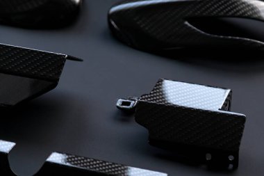 Karbon fiberden yapılmış bir araba dış elementinin yakın çekimi 