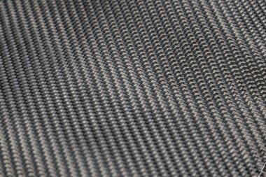 Karbon fiber arka planda birbirine geçmiş siyah ve 