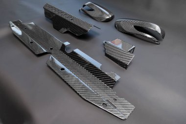 Karbon fiberden yapılmış bir araba dış elementinin yakın çekimi 