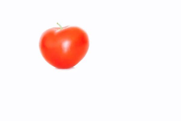 Rode tomaat, groen natuurlijk smakelijk en smakelijk groente geteeld i — Stockfoto