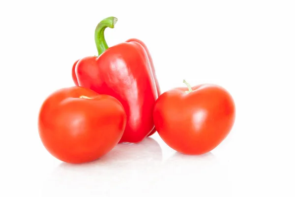 Dos tomates rojos y un pimiento, verde natural delicioso y aplicación —  Fotos de Stock