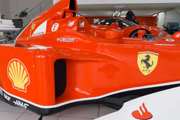 Red Ferrari carros esportivos de corrida para a Fórmula 1 vista lateral sobre o st — Fotografia de Stock