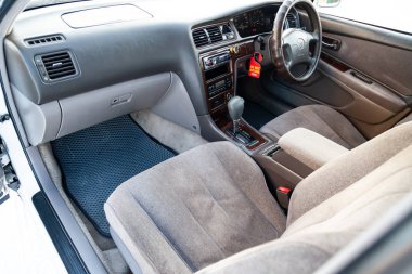 Arabanın içi Toyota Mark Ii 'nin torpido gözüne sahip.