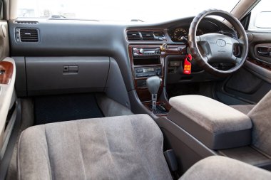Arabanın içi Toyota Mark Ii 'nin torpido gözüne sahip.