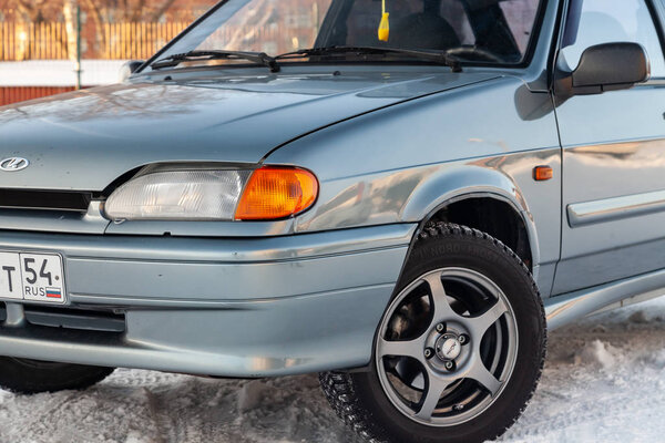 Серая "Лада 2114" спереди с темным салоном в отличном состоянии
