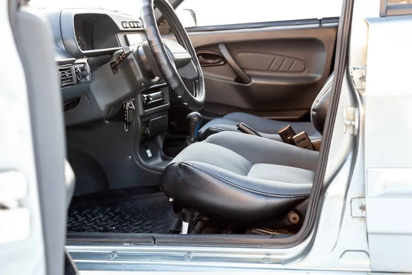 Wygodne przednie siedzenia wewnątrz samochodu: kierowca i pasażer — Zdjęcie stockowe