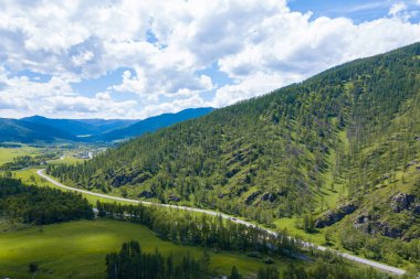 Dağlarla, yeşil ağaçlarla, tarla, yol ve Ri ile hava manzarası