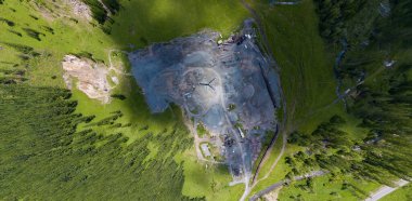 Üretim ve temizlik ovmak için küçük bir tesisin havadan görünümü