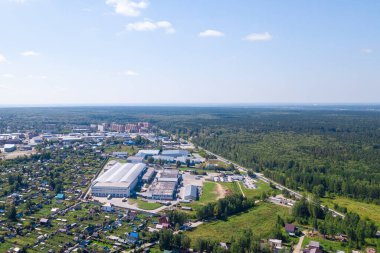 Büyük bir alışveriş merkezinin panoramik hava manzarası 