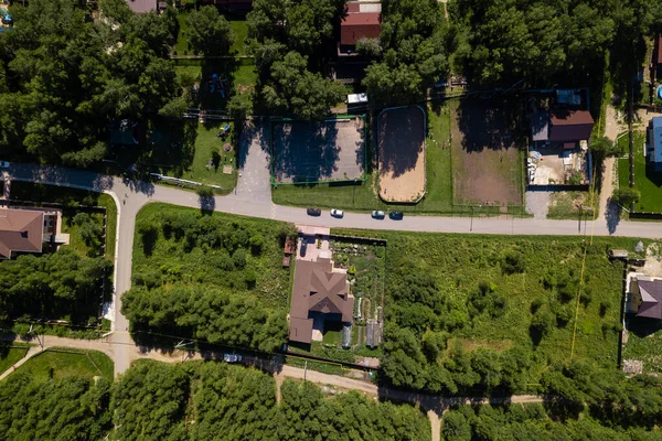 Vue aérienne d'une maison de campagne avec jardin et serres nea — Photo