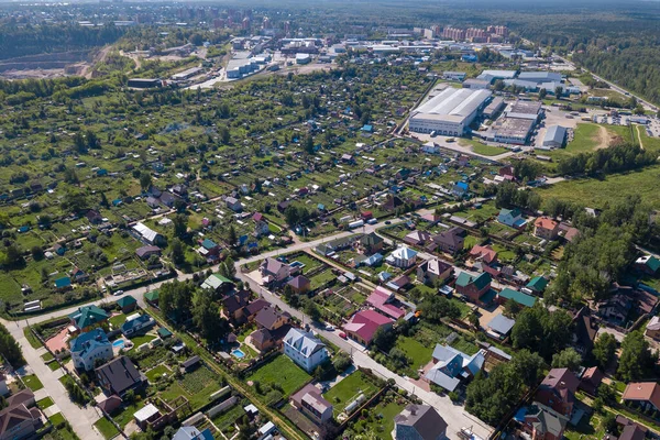 Widok z lotu ptaka na nowe osiedle rozwojowe w Nowosybirsku, — Zdjęcie stockowe
