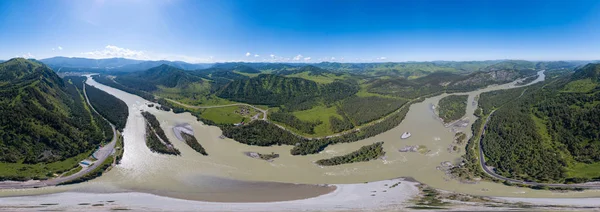 Vista panorámica aérea del planeta tierra sobre el río Katun en el — Foto de Stock