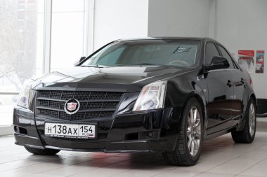 Önce temizlendikten sonra siyah renkli Cadillac Cts önden görünümü 