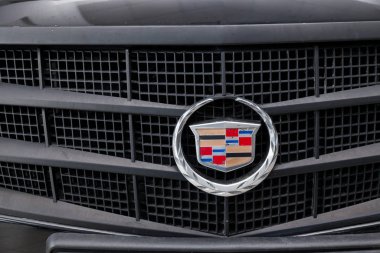 Satıştan önce temizledikten sonra siyah renkli Cadillac Cts amblemi