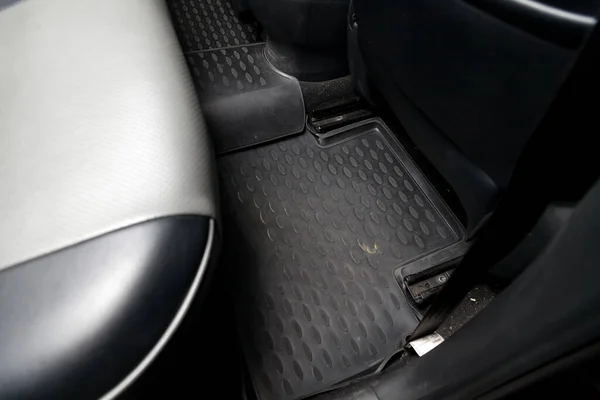 Tapetes de piso de carro sujo de borracha preta sob assento de passageiro no — Fotografia de Stock