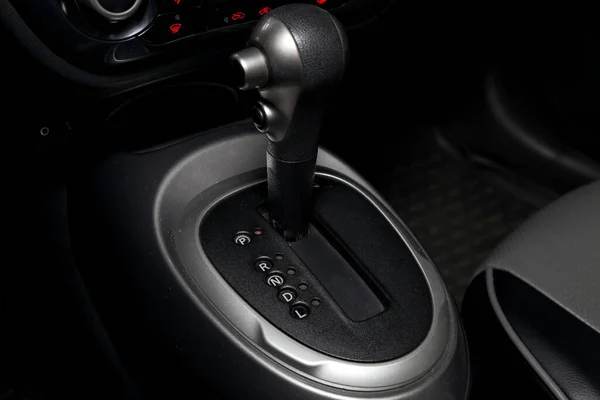 Automatic shift gear knob in the passenger compartment of the ca — Stock Photo, Image