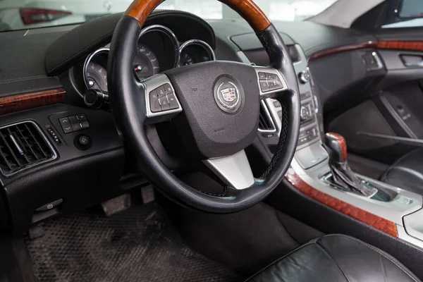 El interior del coche Cadillac CTS con vistas al dashboa — Foto de Stock