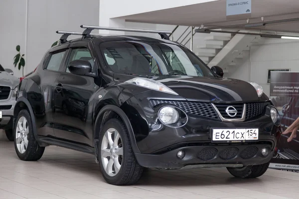 Negro utilizado Nissan Juke con vista frontal en el aparcamiento de nieve del coche a —  Fotos de Stock