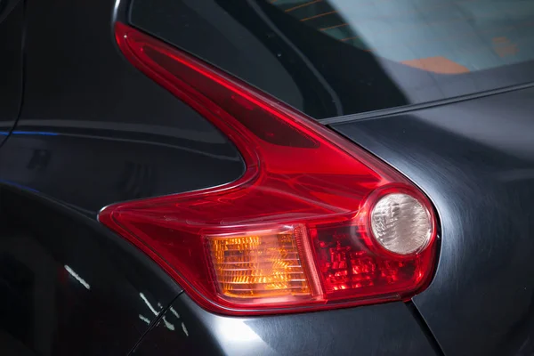 Черный подержанный Nissan Juke с видом спереди на заснеженную стоянку — стоковое фото