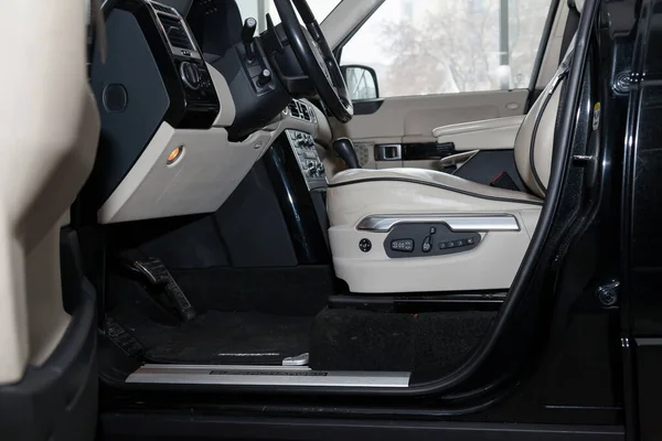 O interior do carro Land Rover Range Rover Supercharger 2010 — Fotografia de Stock
