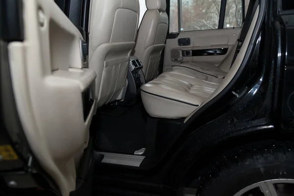 O interior do carro Land Rover Range Rover Supercharger 2010 — Fotografia de Stock