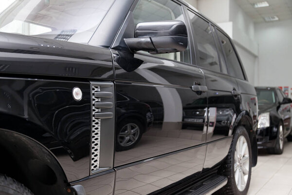 Черный подержанный Land Rover Range Rover Supercharger 2010 с боковой поддержкой
