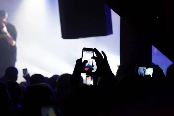 Hand with a smartphone records live music festival, Taking photo — Stock Photo, Image