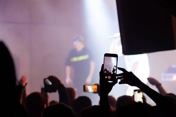 Mano con uno smartphone registra musica dal vivo festival, Scattare foto — Foto Stock