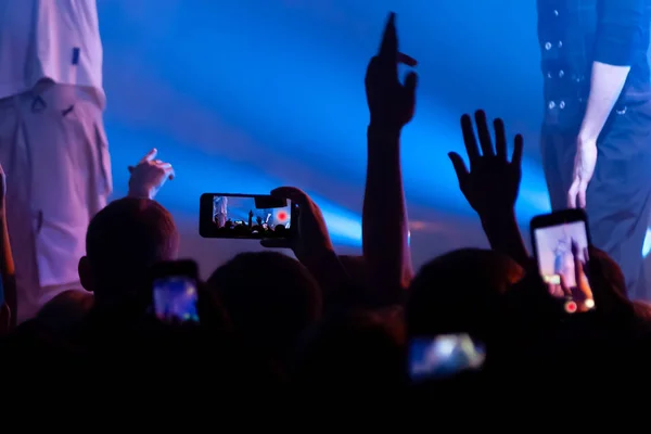 Hand mit einem Smartphone nimmt Live-Musik-Festival auf und fotografiert — Stockfoto
