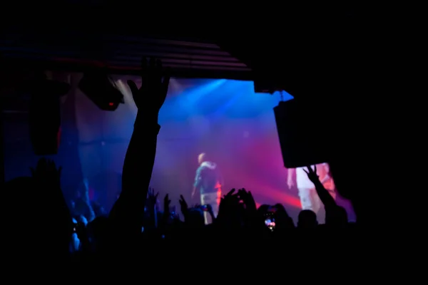 Público con las manos levantadas en un festival de música con ligh de colores —  Fotos de Stock