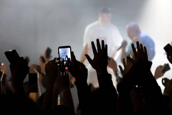 Hand med en smartphone skivor levande musik festival, Ta foto — Stockfoto