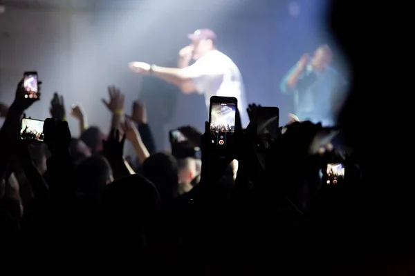 Hand med en smartphone skivor levande musik festival, Ta foto — Stockfoto