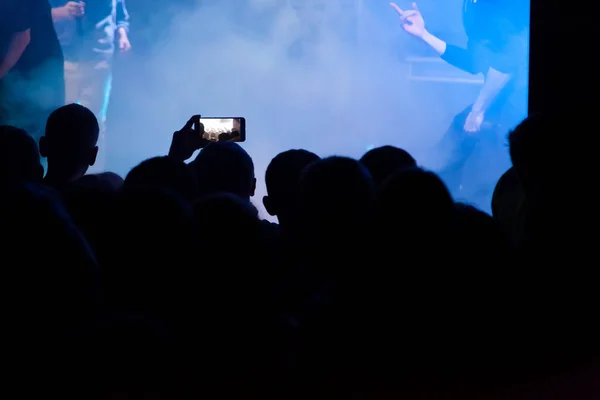 Mano con un smartphone graba música en vivo festival, Tomando fotos —  Fotos de Stock