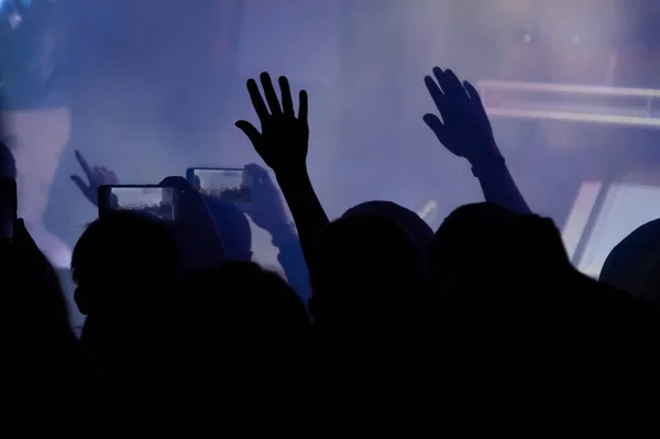 Mano con un smartphone graba música en vivo festival, Tomando fotos —  Fotos de Stock