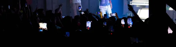 Mano con uno smartphone registra musica dal vivo festival, Scattare foto — Foto Stock