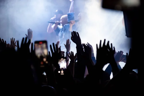 Mano con uno smartphone registra musica dal vivo festival, Scattare foto — Foto Stock