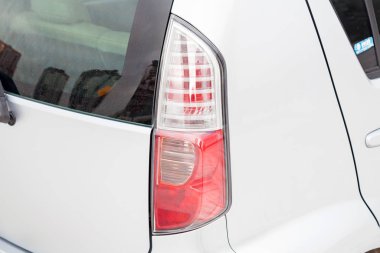 Kullanılmış gümüş rengi Toyota Passo 1.3 litrelik arka kuyruk motoru var.