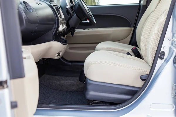 Sièges avant confortables à l'intérieur de la voiture : le conducteur et le passager — Photo