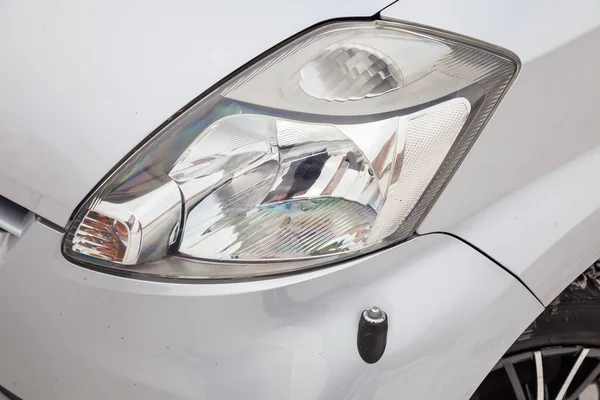Toyota Passo prata usado com um motor de 1,3 litros de cabeça dianteira — Fotografia de Stock