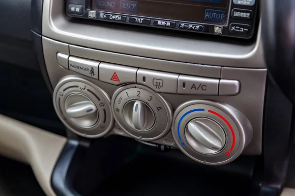 Vista para o interior bege de Toyota Passo com painel, clima — Fotografia de Stock