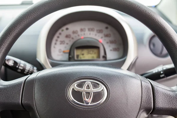 Toyota Passo 'nun bej iç yüzüne gösterge paneliyle bak, yönlendir — Stok fotoğraf