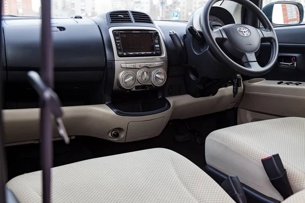 Vista para o interior bege da Toyota Passo com painel, mídia — Fotografia de Stock