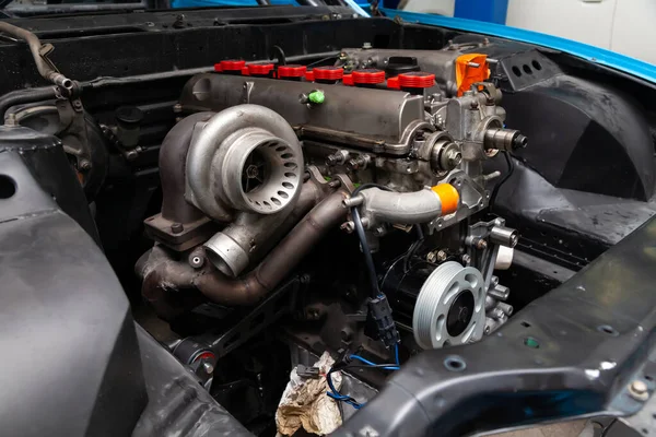 Turbo şarj aleti ve şarj aleti olan güçlü akort edilmiş benzin motoru.