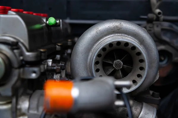 Cargador Turbo instalado en el motor del coche para potenciar el par d — Foto de Stock