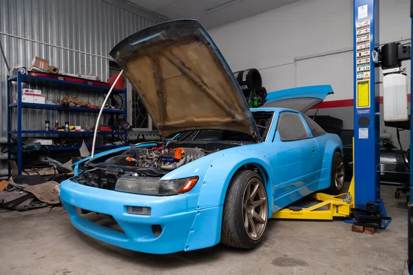 Silné naladěné modré sportovní auto s otevřenou kapotou a powerfu — Stock fotografie