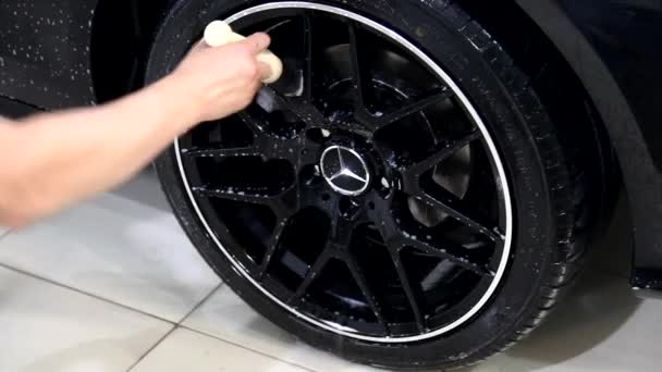 Novosibirsk Russia 2018 Male Worker Washes Black Car Mercedes Special — Stok video