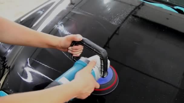 Benzin Istasyonundaki Usta Arabayı Cilalıyor Parlatıcı Kullanıyor Parlak Temiz Mumla — Stok video