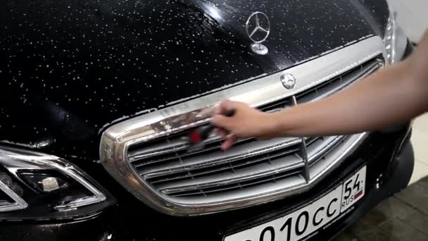 Novosibirsk Ryssland 2019 Manlig Arbetare Tvättar Svart Bil Mercedes Med — Stockvideo