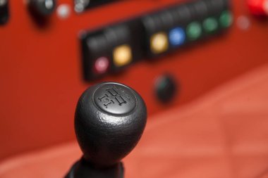 İniş takımlarını ve diferansiyel kilitleri bir off-road kamyon vagonunda kaydırmak için aktarım kolu