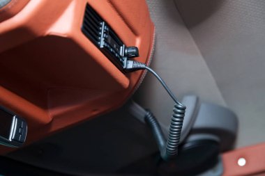 Bir kamyonun tavanında mikrofonu ve radyo istasyonu olan bir cep telefonu. Acil durum polisi, ambulans ve itfaiyecilerle iletişim kurmak için..